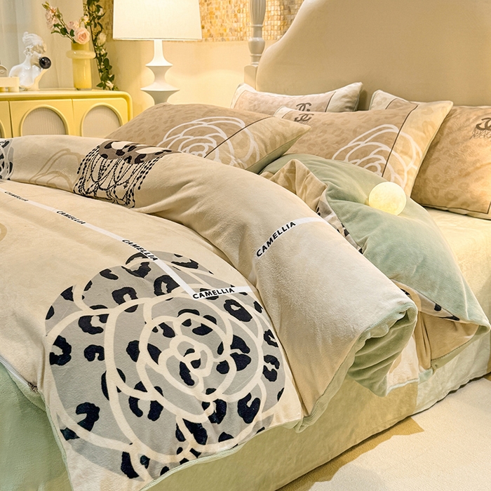 91家纺网 家纺一手货源 找家纺 新方向 2025年 A类全消光牛奶绒四件套-漫步温莎-奶油白