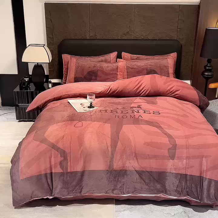 91家纺网 家纺一手货源 找家纺 新方向 2025A类丽丝绒+全消光牛奶绒四件套-奥弗恩-酒红
