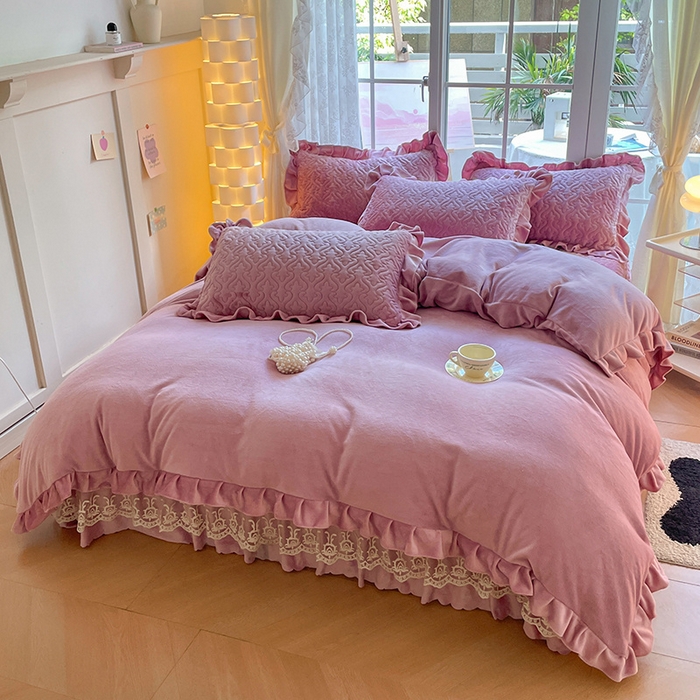 91家纺网 家纺一手货源 找家纺 畅畅家纺 2024新款冬季韩版花边蕾丝牛奶绒床盖四件套 藕紫