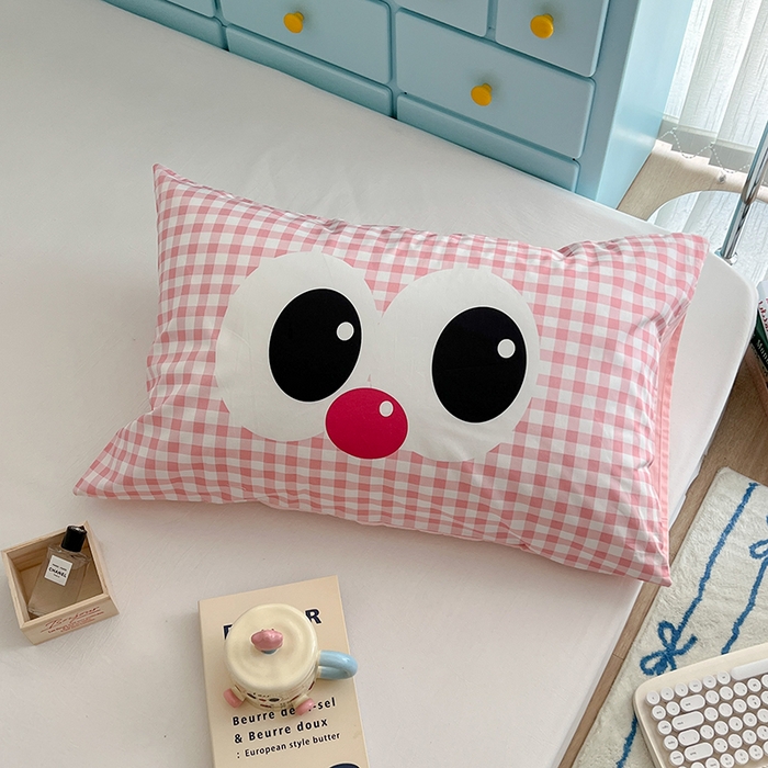 91家纺网 家纺一手货源 找家纺 昔可家纺 2024新款数码印花单品枕套系列-卡通系列 粉格大眼仔