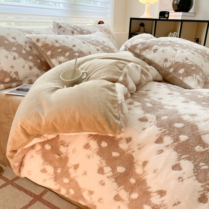 91家纺网 家纺一手货源 找家纺 金爱家 2024新款全消光牛奶绒A类纯色獭兔毛绒立体雕花牛奶绒四件套 兔毛意境咖