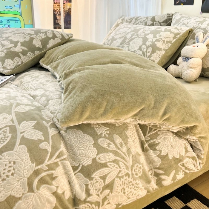 91家纺网 家纺一手货源 找家纺 2024新款原创白色小清新场景雕花牛奶绒单被套四件套 冬日恋歌