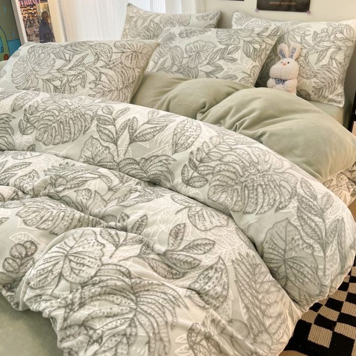 91家纺网 家纺一手货源 找家纺 2024新款原创白色小清新场景雕花牛奶绒单被套四件套 仙贝-绿