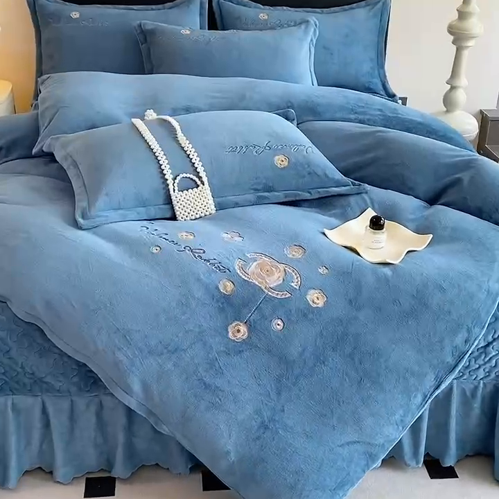 91家纺网 家纺一手货源 找家纺 陌乘坊家纺 2024新款牛奶绒床盖款四件套-香奈 香奈-宾利蓝