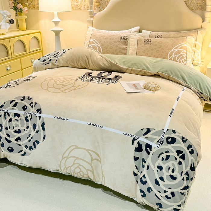 91家纺网 家纺一手货源 找家纺 新方向 2025年 A类全消光牛奶绒四件套-漫步温莎-奶油白