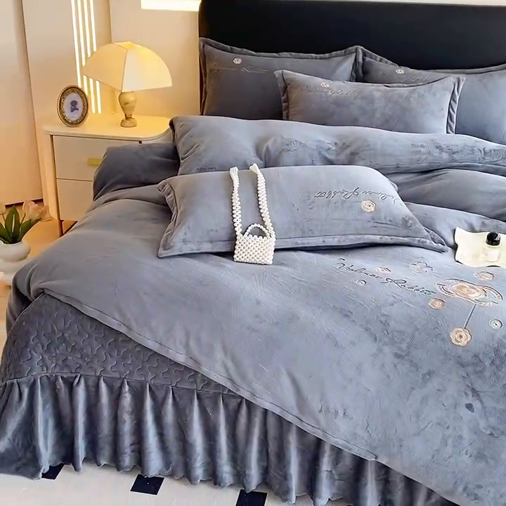91家纺网 家纺一手货源 找家纺 陌乘坊家纺 2024新款牛奶绒床盖款四件套-香奈 香奈-高级灰