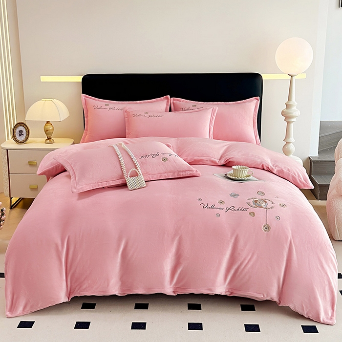 91家纺网 家纺一手货源 找家纺 陌乘坊家纺 2024新款牛奶绒床盖款四件套-香奈 香奈-樱花粉