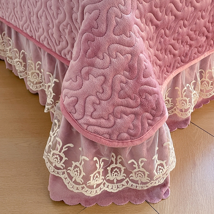 91家纺网 家纺一手货源 找家纺 畅畅家纺 2024新款冬季韩版花边蕾丝牛奶绒床盖四件套 藕紫