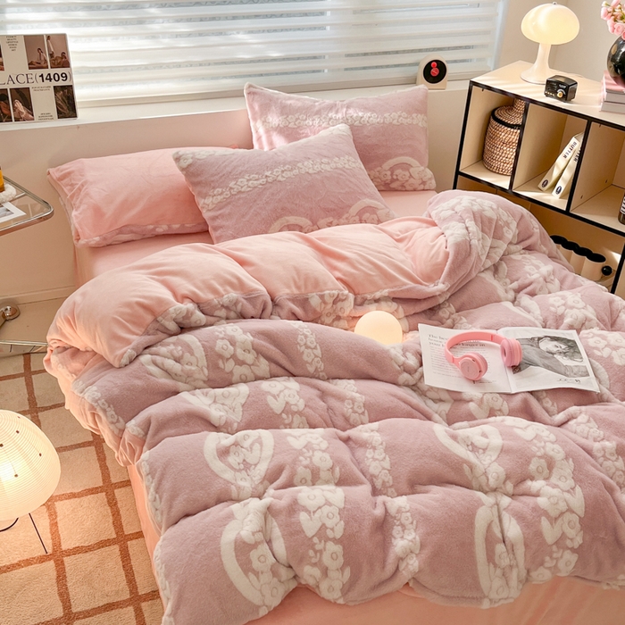 91家纺网 家纺一手货源 找家纺 金爱家 2024新款全消光牛奶绒A类纯色獭兔毛绒立体雕花牛奶绒四件套 兔毛花语粉