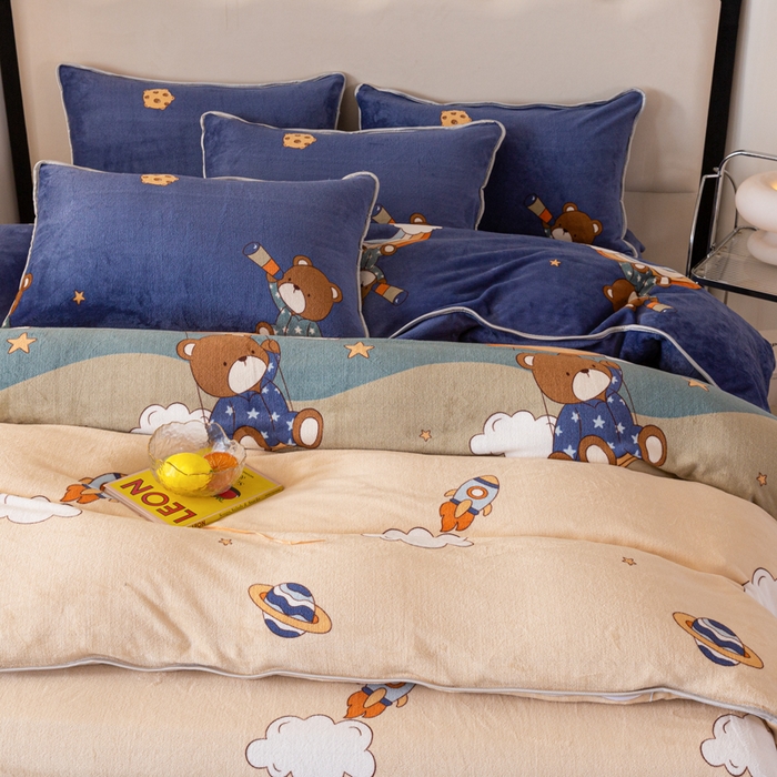 91家纺网 家纺一手货源 找家纺 欧喜璐 2024年新款 8.5-9.5斤加厚牛奶绒金貂绒法莱绒四件套单被套 太空熊