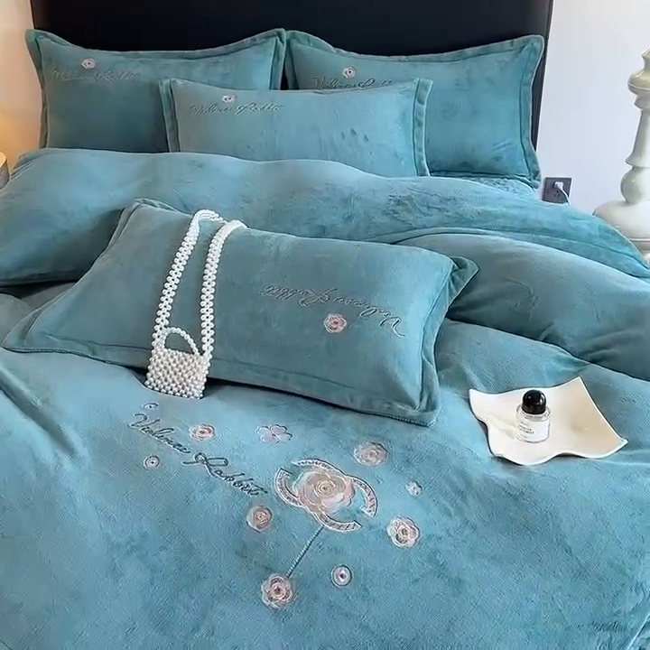 91家纺网 家纺一手货源 找家纺 陌乘坊家纺 2024新款牛奶绒床盖款四件套-香奈 香奈-孔雀绿