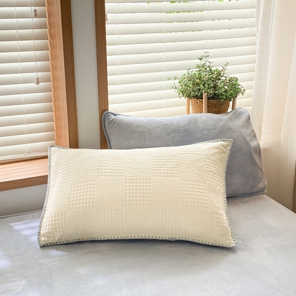 桃子家居 2024新款A类无印ins华夫格提花烂花雕花剪花三角贝壳边工艺加厚牛奶绒枕套 绒华夫格-白兰