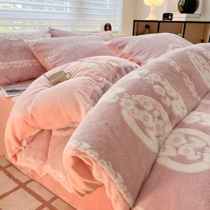 金爱家 2024新款全消光牛奶绒A类纯色獭兔毛绒立体雕花牛奶绒四件套 兔毛花语粉