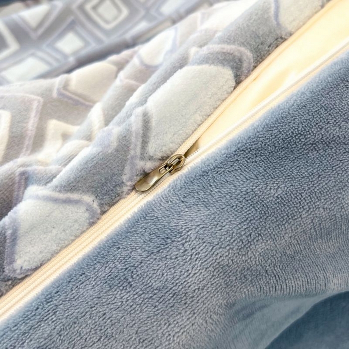 91家纺网 家纺一手货源 找家纺 2024新款原创白色小清新场景雕花牛奶绒单被套四件套 幸运魔方