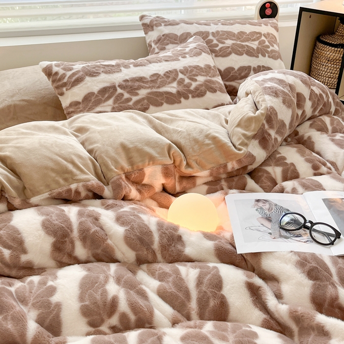 91家纺网 家纺一手货源 找家纺 金爱家 2024新款全消光牛奶绒A类纯色獭兔毛绒立体雕花牛奶绒四件套 兔毛麦穗咖