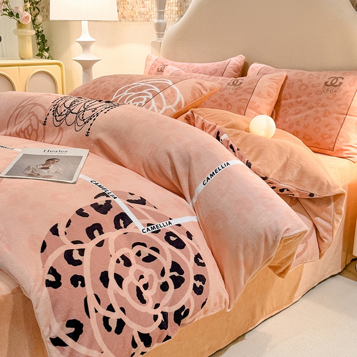 91家纺网 家纺一手货源 找家纺 新方向 2025年 A类全消光牛奶绒四件套-漫步温莎-柔和桃