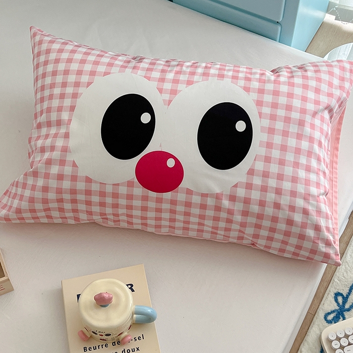 91家纺网 家纺一手货源 找家纺 昔可家纺 2024新款数码印花单品枕套系列-卡通系列 粉格大眼仔