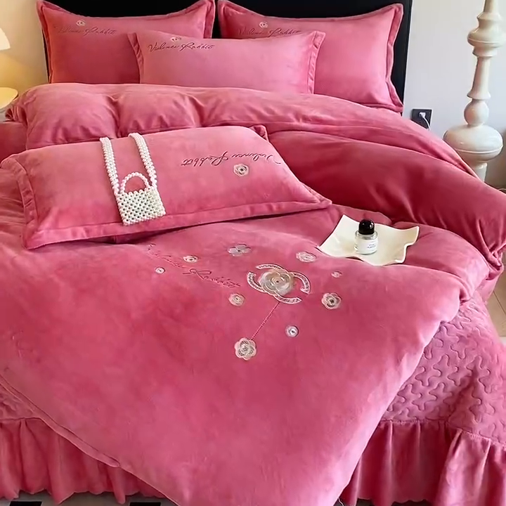 91家纺网 家纺一手货源 找家纺 陌乘坊家纺 2024新款牛奶绒床盖款四件套-香奈 香奈-豆沙色