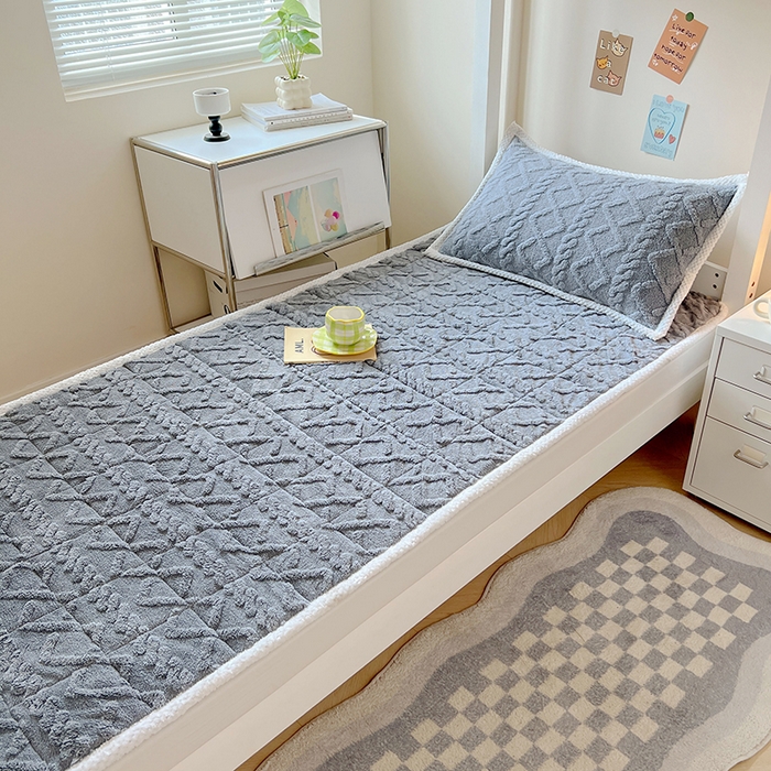 91家纺网 家纺一手货源 找家纺 贝拉梦家纺 2024新款塔肤绒牛奶绒纯色学生宿舍夹棉软床垫子护床垫 羊绒灰