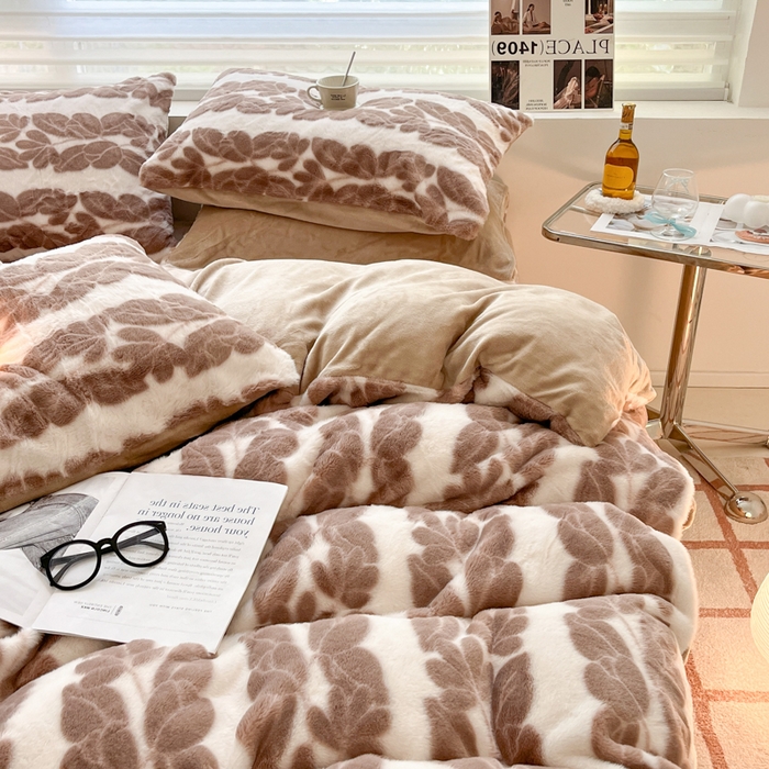 91家纺网 家纺一手货源 找家纺 金爱家 2024新款全消光牛奶绒A类纯色獭兔毛绒立体雕花牛奶绒四件套 兔毛麦穗咖