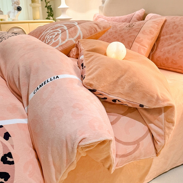 91家纺网 家纺一手货源 找家纺 新方向 2025年 A类全消光牛奶绒四件套-漫步温莎-柔和桃