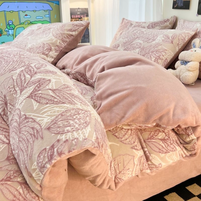 91家纺网 家纺一手货源 找家纺 2024新款原创白色小清新场景雕花牛奶绒单被套四件套 仙贝-粉