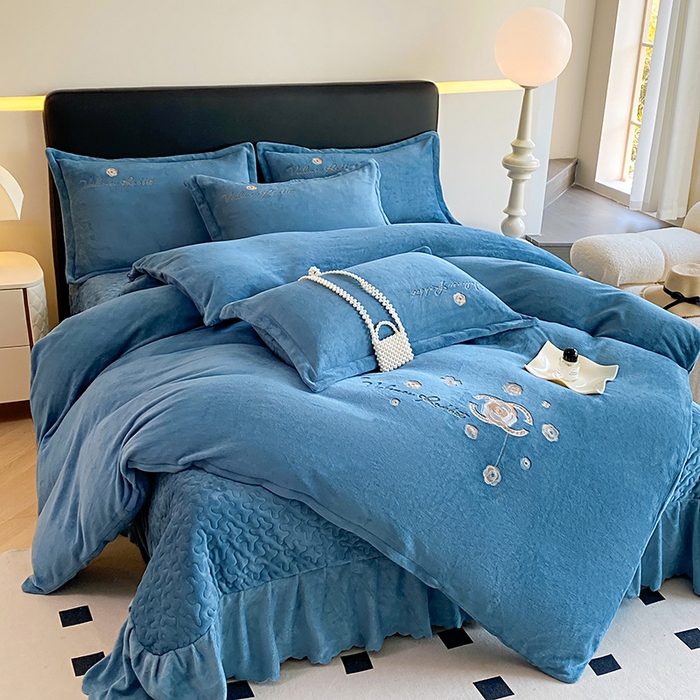 91家纺网 家纺一手货源 找家纺 陌乘坊家纺 2024新款牛奶绒床盖款四件套-香奈 香奈-宾利蓝