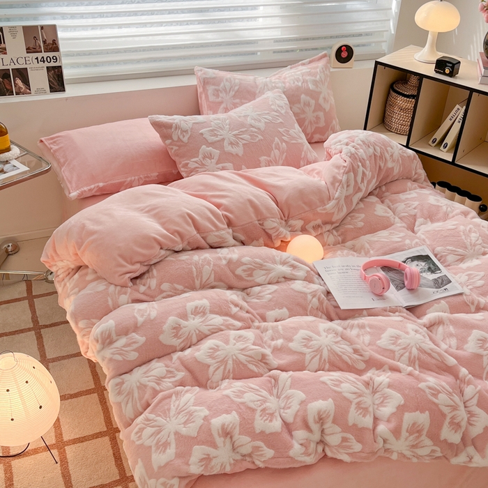 91家纺网 家纺一手货源 找家纺 （总）金爱家 2024新款全消光牛奶绒A类纯色獭兔毛绒立体雕花牛奶绒四件套