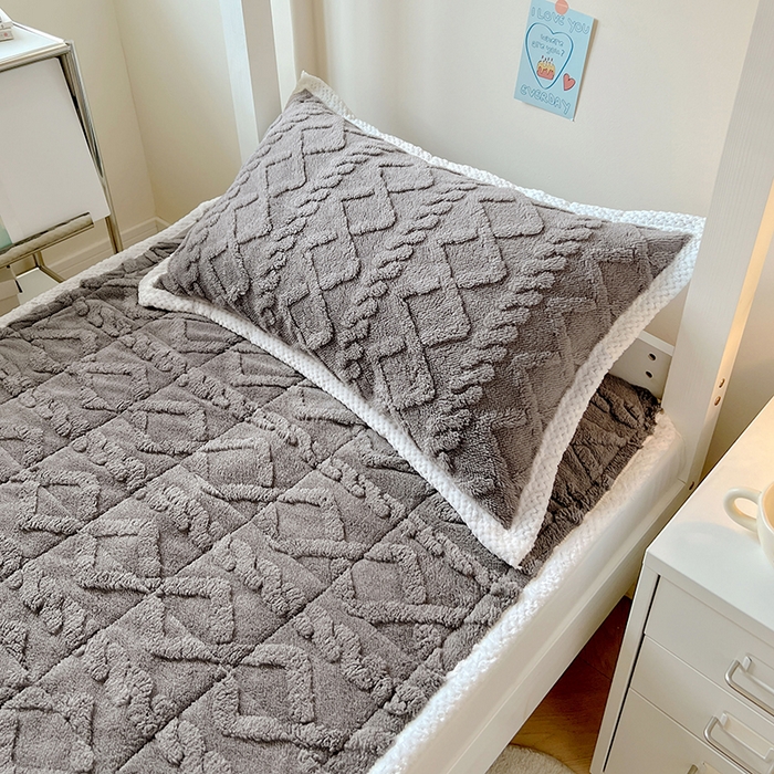 91家纺网 家纺一手货源 找家纺 贝拉梦家纺 2024新款塔肤绒牛奶绒纯色学生宿舍夹棉软床垫子护床垫 古鼎灰