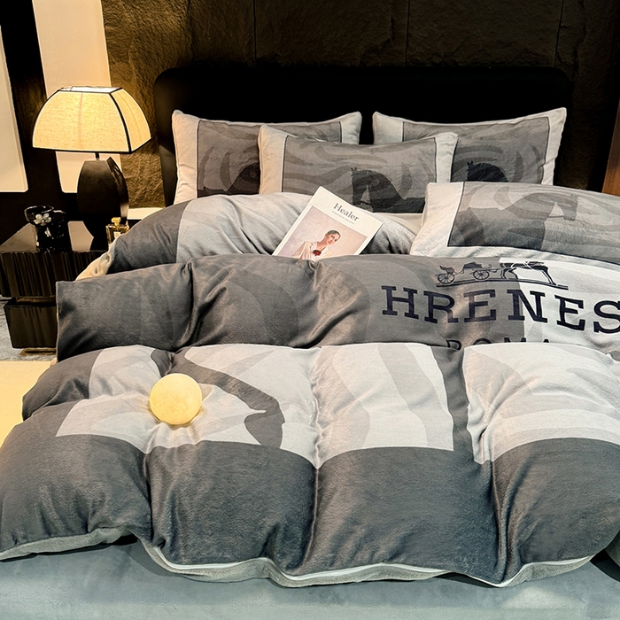 91家纺网 家纺一手货源 找家纺 新方向  2025A类丽丝绒+全消光牛奶绒四件套-奥弗恩-浅灰