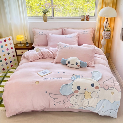 91家纺网 家纺一手货源 找家纺 （总）金绣美居 2025新款牛奶绒毛绒贴布绣花保暖四件套-大耳朵狗