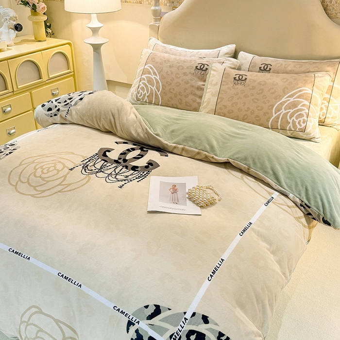 91家纺网 家纺一手货源 找家纺 新方向 2025年 A类全消光牛奶绒四件套-漫步温莎-奶油白