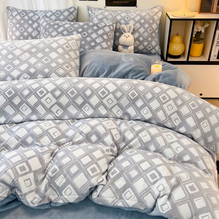 91家纺网 家纺一手货源 找家纺 2024新款原创白色小清新场景雕花牛奶绒单被套四件套 幸运魔方