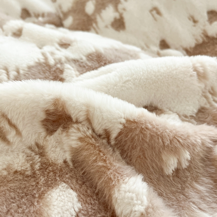 91家纺网 家纺一手货源 找家纺 金爱家 2024新款全消光牛奶绒A类纯色獭兔毛绒立体雕花牛奶绒四件套 兔毛意境咖