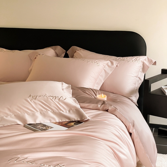 91家纺网 家纺一手货源 找家纺 由丽家纺 2025新款贡缎纯色刺绣双拼隐形双面用四件套 蜜汁粉+米驼