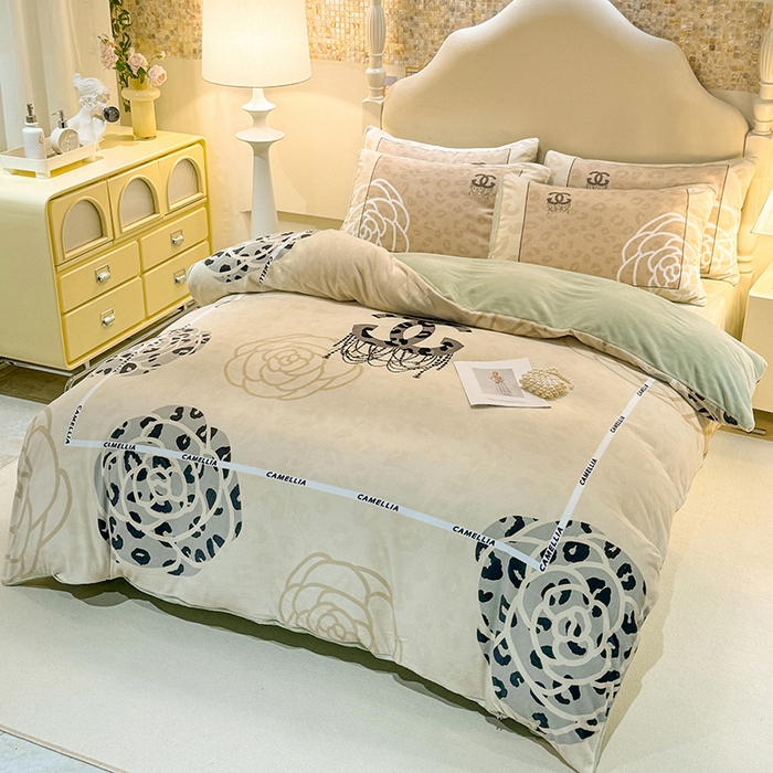 91家纺网 家纺一手货源 找家纺 新方向 2025年 A类全消光牛奶绒四件套-漫步温莎-奶油白