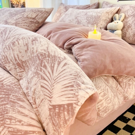 2024新款原创白色小清新场景雕花牛奶绒单被套四件套 秘境-粉