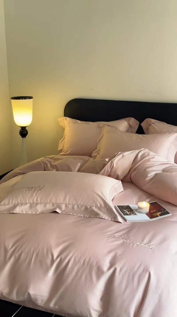 91家纺网 家纺一手货源 找家纺 由丽家纺 2025新款贡缎纯色刺绣双拼隐形双面用四件套 蜜汁粉+米驼