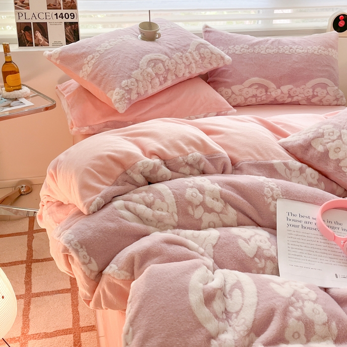 91家纺网 家纺一手货源 找家纺 金爱家 2024新款全消光牛奶绒A类纯色獭兔毛绒立体雕花牛奶绒四件套 兔毛花语粉