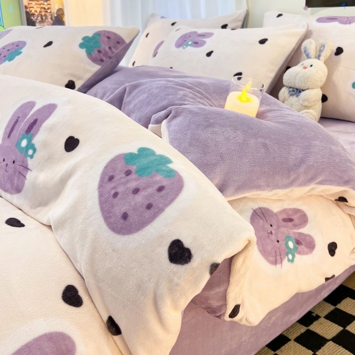91家纺网 家纺一手货源 找家纺 2024新款原创白色小清新场景牛奶绒单被套 紫色草莓兔