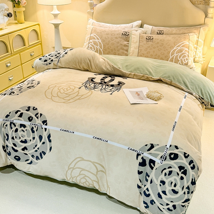 91家纺网 家纺一手货源 找家纺 新方向 2025年 A类全消光牛奶绒四件套-漫步温莎-奶油白