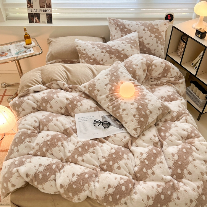 91家纺网 家纺一手货源 找家纺 金爱家 2024新款全消光牛奶绒A类纯色獭兔毛绒立体雕花牛奶绒四件套 兔毛意境咖