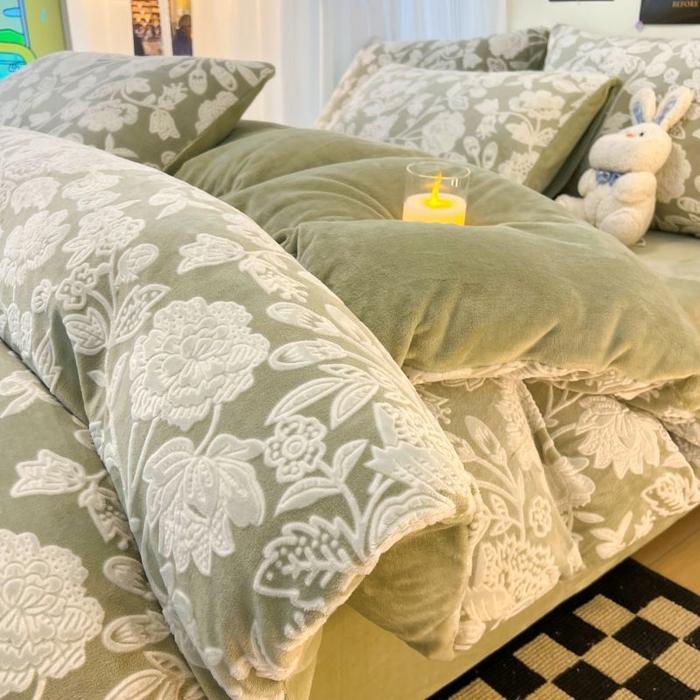 91家纺网 家纺一手货源 找家纺 2024新款原创白色小清新场景雕花牛奶绒单被套四件套 冬日恋歌