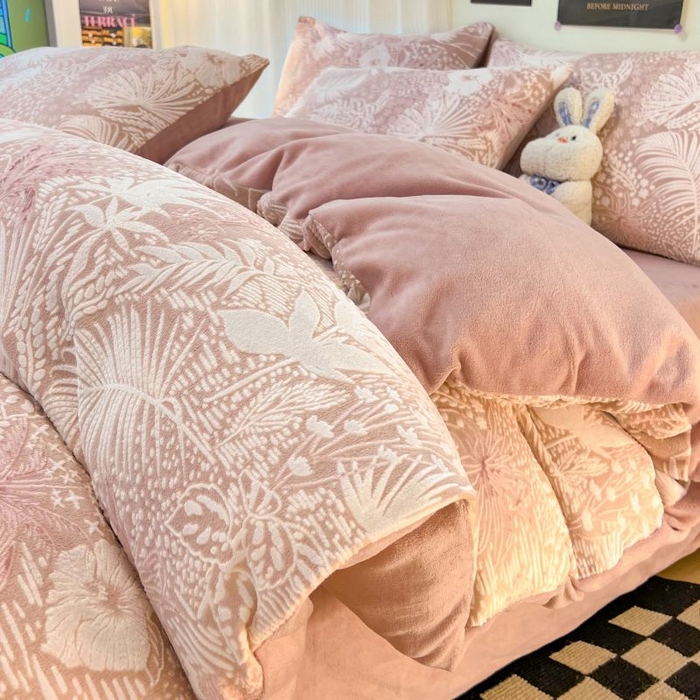 91家纺网 家纺一手货源 找家纺 2024新款原创白色小清新场景雕花牛奶绒单被套四件套 叶语-粉