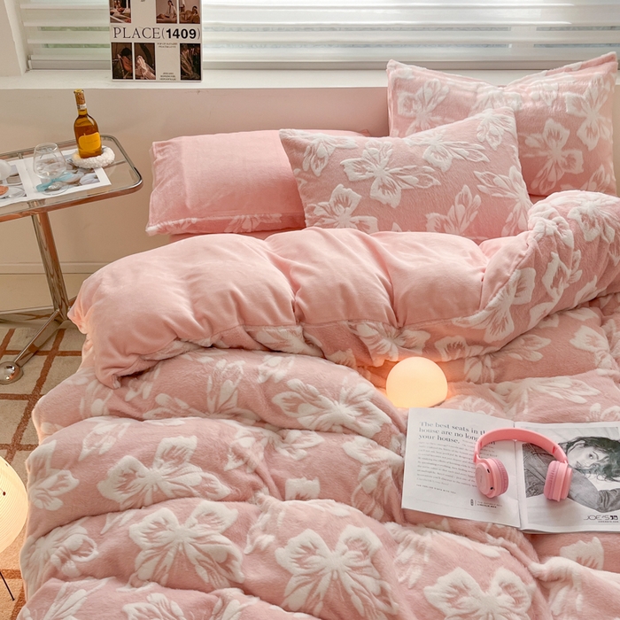 91家纺网 家纺一手货源 找家纺 金爱家 2024新款全消光牛奶绒A类纯色獭兔毛绒立体雕花牛奶绒四件套 兔毛梦蝶粉