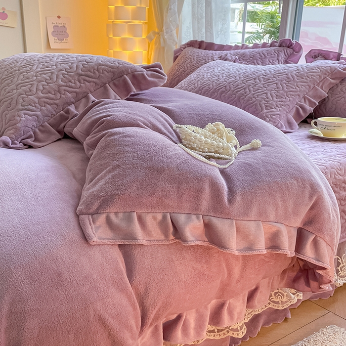 91家纺网 家纺一手货源 找家纺 畅畅家纺 2024新款冬季韩版花边蕾丝牛奶绒床盖四件套 丁香紫