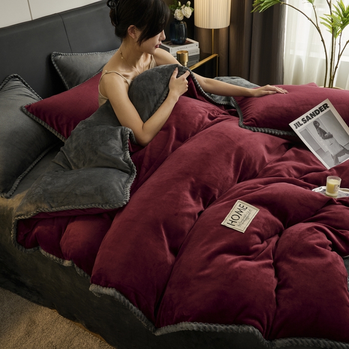 91家纺网 家纺一手货源 找家纺 闲鱼家纺 2025新款高克重牛奶绒四件套水晶绒金貂法莱绒臻绒欧式包边系列（新拍图）-单被套 酒红