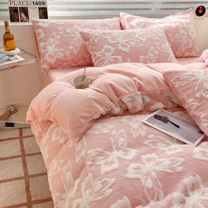 91家纺网 家纺一手货源 找家纺 金爱家 2024新款全消光牛奶绒A类纯色獭兔毛绒立体雕花牛奶绒四件套 兔毛梦蝶粉