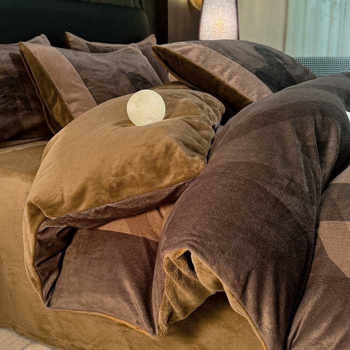 91家纺网 家纺一手货源 找家纺 新方向 2025A类丽丝绒+全消光牛奶绒四件套-奥弗恩-咖啡