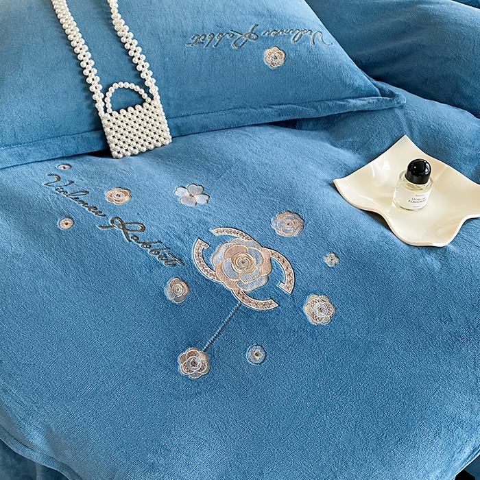 91家纺网 家纺一手货源 找家纺 陌乘坊家纺 2024新款牛奶绒床盖款四件套-香奈 香奈-宾利蓝